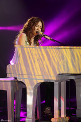 组图：周笔畅睡衣扮猫女 邓紫棋自弹自唱