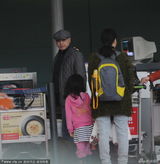 组图：徐峥携妻女出游 陶虹素颜紧跟老公步伐