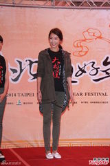 组图：《大稻埕》沿街发红包 猪哥亮隋棠亮相