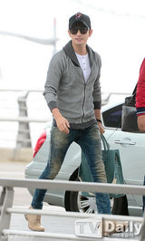 组图：韩星朴施厚墨镜遮面现身机场赴京