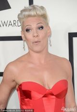 组图：Pink改走女人性感路线 甜笑牵手老公