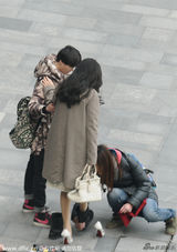 组图：杨幂挺孕肚踩高跟鞋拍戏 助理跪地帮换鞋