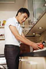 高清图：霍政谚拍生活写真 邻家大男孩展率真本色