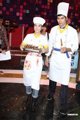 组图：《料理情人梦》热拍 吴克群凤小岳开火烤肉