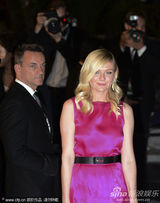 组图：邓斯特戛纳走秀紫红裙装简约亲切