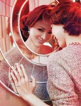 组图：董卿时尚封面大片绽放自信笑容