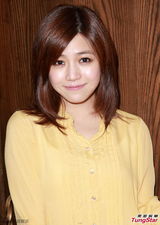 组图：陈妍希明黄裙装亮相 笑容甜美气质优雅