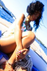 组图：蕾哈娜曝光海边度假照 比基尼秀性感身材