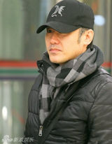 组图：吴秀波游走时尚前端 自信玩转帽子搭配