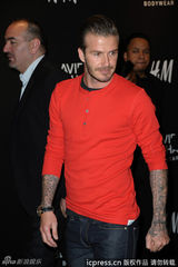 高清图：贝克汉姆为品牌站台 橘红色T恤抢眼