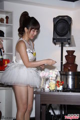 组图：郭书瑶性感天鹅装亮相大秀美腿