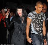 组图：麦当娜与男友十指紧扣 变娇羞小女人