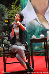 幻灯图集：高圆圆成都宣传新片 被问英文水平