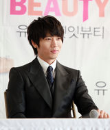 高清组图：韩星柳真结婚记者会 与老公甜蜜大秀恩爱