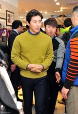 高清组图：韩星高洙休闲装亮相签名会干练绅士