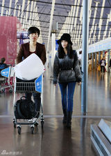 组图：熊乃瑾素颜清新秋装现身 赶赴釜山电影节