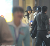 组图：李小璐携母亮相上海机场 站角落举止低调