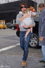 组图：汤姆-克鲁斯一家逛超市 阿汤哥疑被晒伤