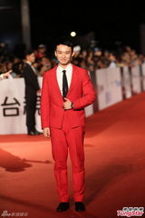 组图：90后影帝董子健红衣走红毯信心满满