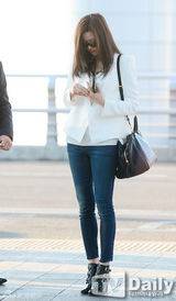 组图：金秀贤全智贤机场重聚 黑白配登对