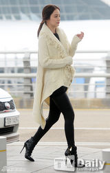 组图：金泰熙白衣紧身裤帅气现身机场飞上海