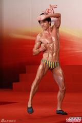 高清图：2012亚洲先生首次面试 泳裤示人奇招尽出