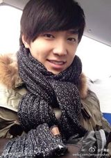 组图：“中国版李敏镐”火爆微博 原为报社记者