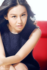 组图：梁艺馨曝居家风情写真 红黑色释放神秘热情