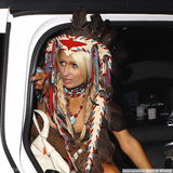 组图：希尔顿“印第安”爆乳造型出席万圣节派对