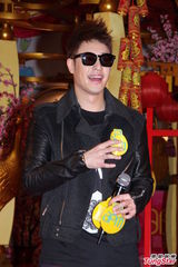 组图：潘玮柏亮相香港签唱会 又唱又跳high翻场