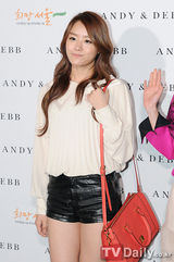 组图：李孝利朴诗妍等魅力亮相助阵时装展