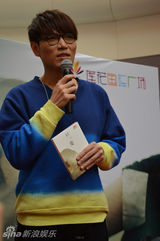 组图：杨宗纬上海签售新专辑场面温馨