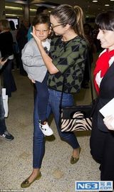 组图：米兰达抱儿子现身 弗林古灵精怪变表情帝