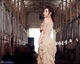 组图：杜若溪曝性感美肌写真 锁骨精致香肩迷人