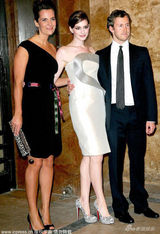 幻灯图集：安妮-海瑟薇巴黎走秀 银装素裹分外妖娆