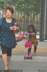 组图：文章马伊琍爱女变花姑娘玩滑板车