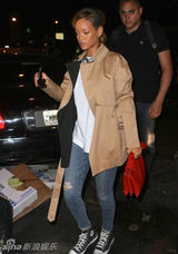 组图：蕾哈娜OL风素颜憔悴 与粉丝合影展亲民