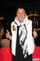 组图：曾志伟主持金曲颁奖礼 林峰拒透露身价