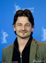 组图：《我，安娜》记者会 女主角夏洛特与导演搞怪