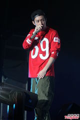 组图：陈冠希上海火热开唱 衣着随意嘻哈范儿