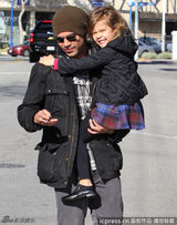 组图：阿尔芭老公携女儿亮相 小奥诺吐舌卖萌