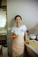 组图：张静初意大利变身美厨娘 拜师学艺苦练刀功