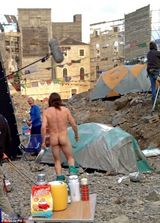 组图：杰克-吉伦哈尔全裸搭帐篷 胶带遮鸟新颖