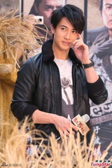 组图：《杨家将》粉丝热情 众帅承诺脱衣