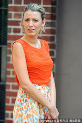 组图：莱弗利碎花裙赶拍《绯闻女孩》 搞怪表情不断