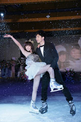 高清图：郭书瑶井柏然连手出辑 陪歌迷温暖过圣诞