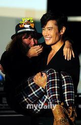 组图：李秉宪釜山参加新片《光海》观众见面会