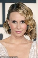 组图：女主持Keltie Knight白色拖地裙抢镜