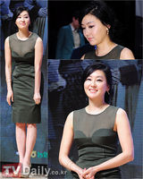 组图：朴真熙露背黑裙亮相《龟岩许浚》发布会