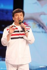 组图：200明星高歌《北京祝福你》 成龙坐镇指挥